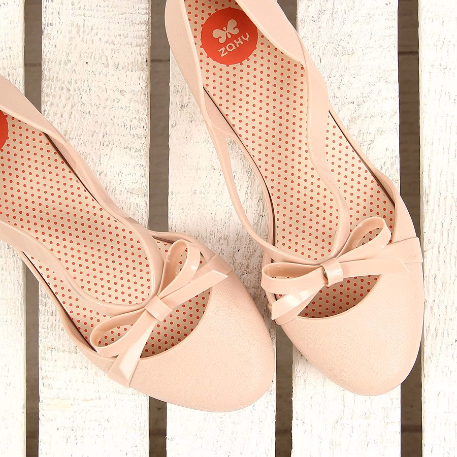 Jakie buty do sukienki jesienią?