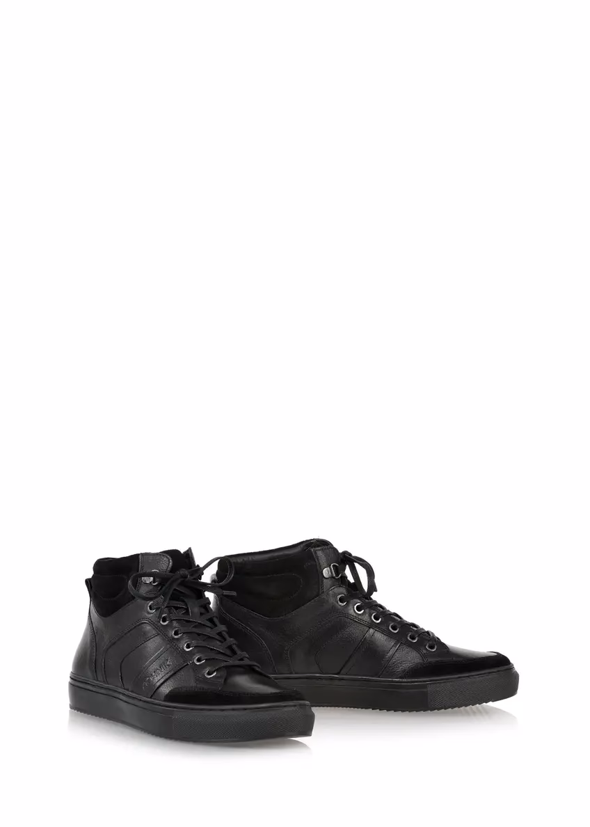 Na co zwrócić uwagę kupując buty męskie Ochnik na wyprzedaży?