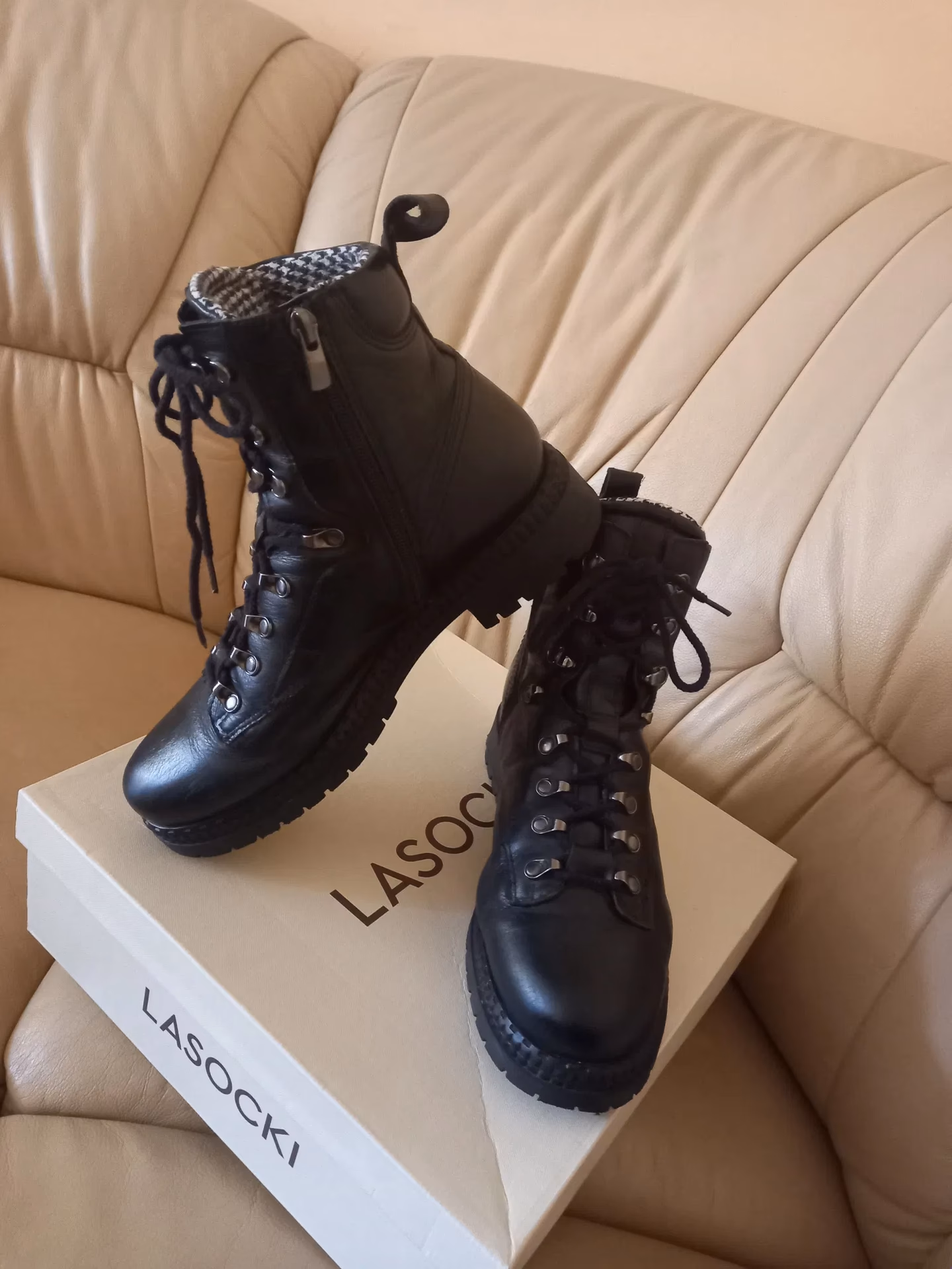 Jak nosić trapery damskie?