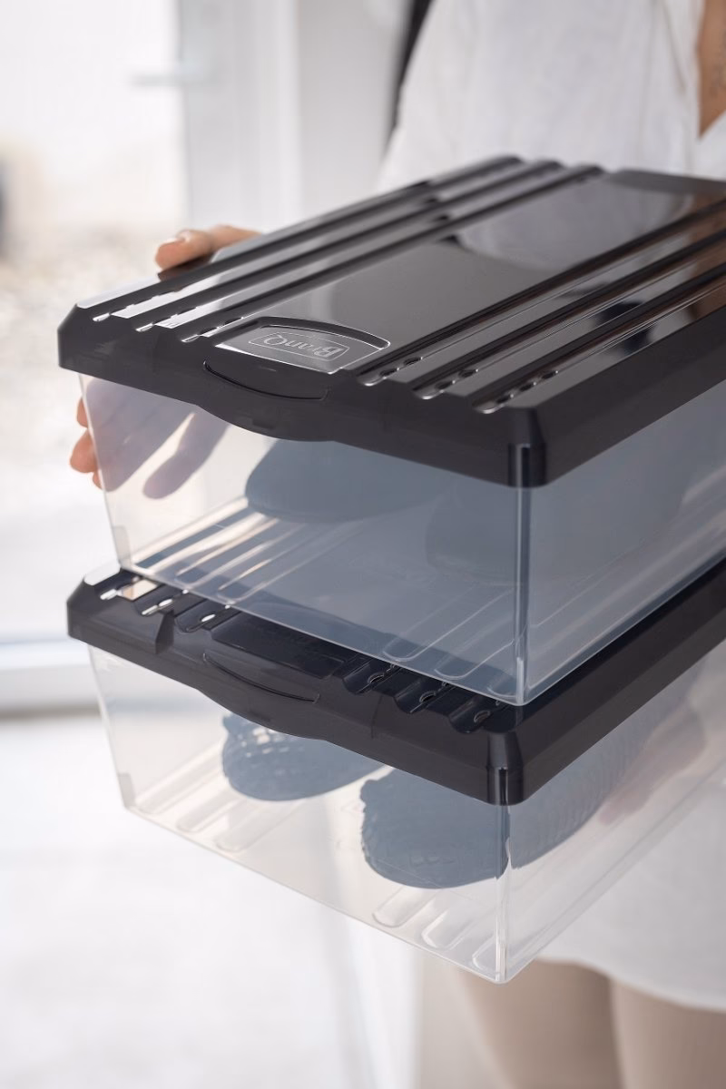 Jakie są zalety przechowywania butów w pojemnikach?