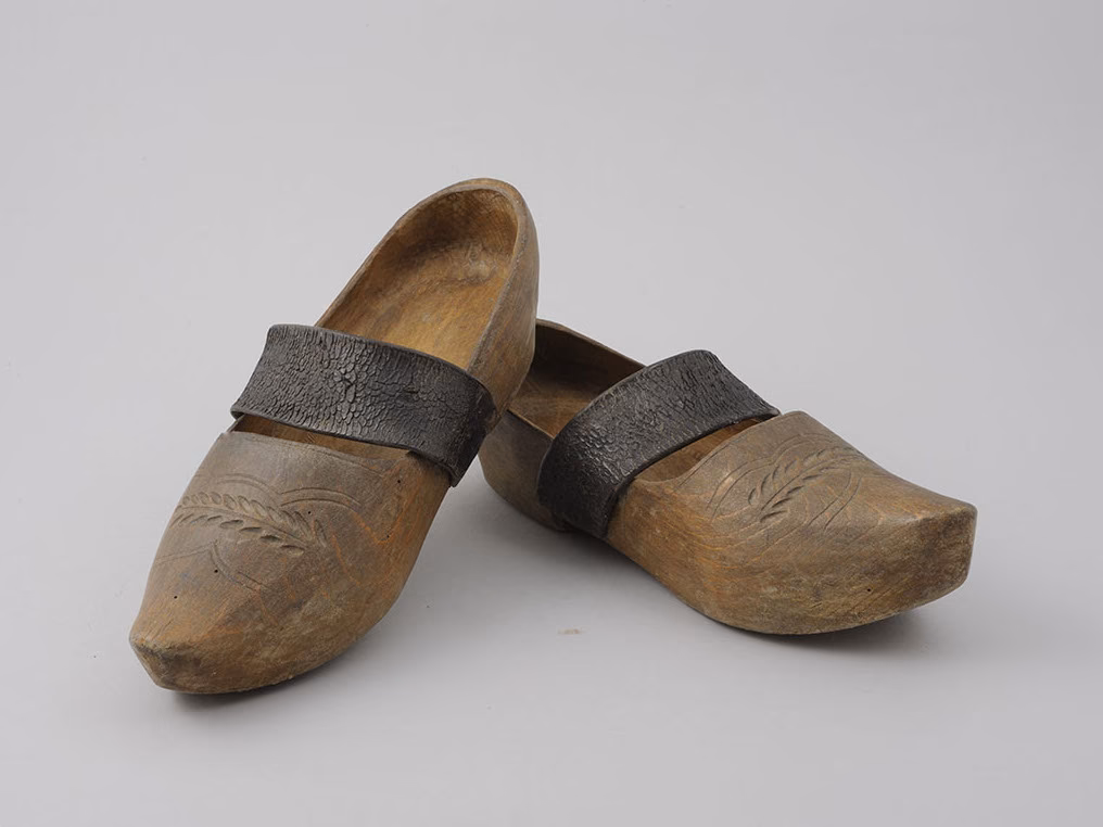 Jak nazywają się buty z drewna?
