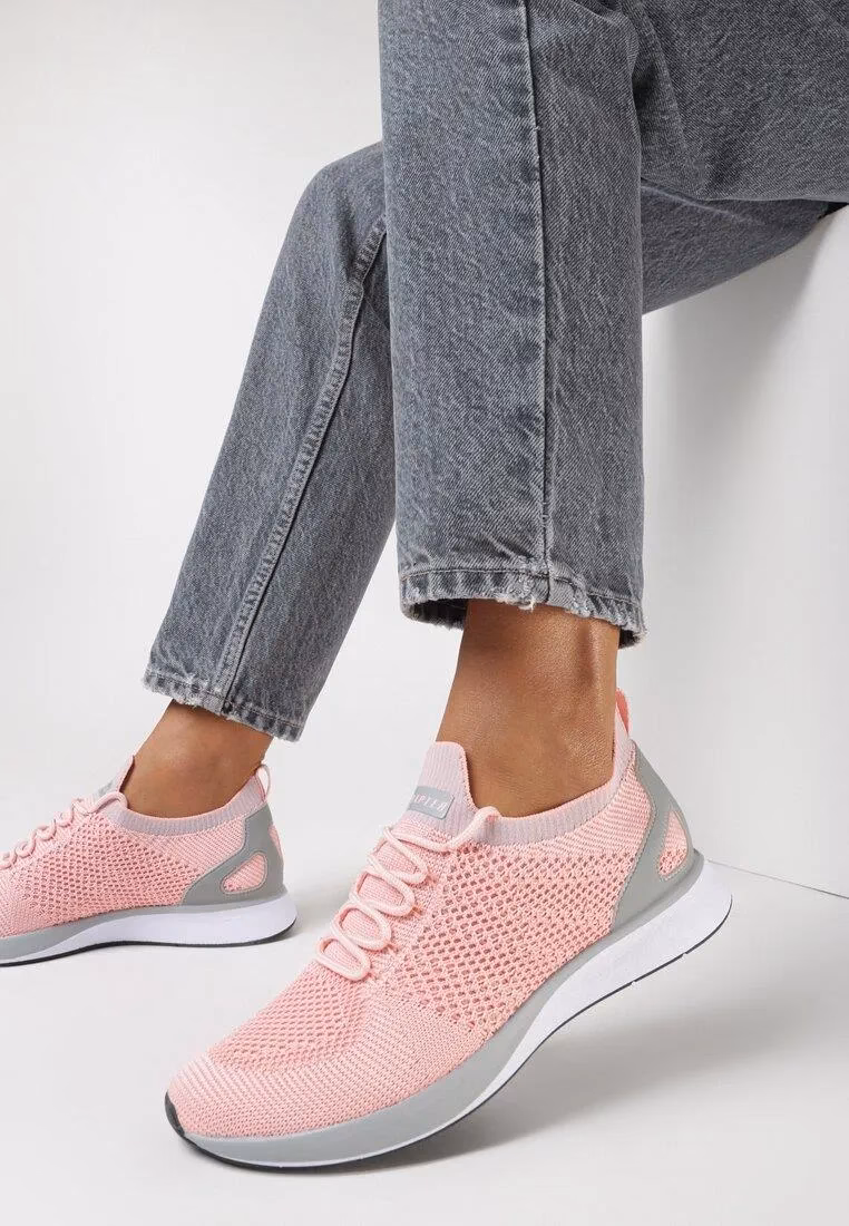 Jak nosić różowe buty sportowe?