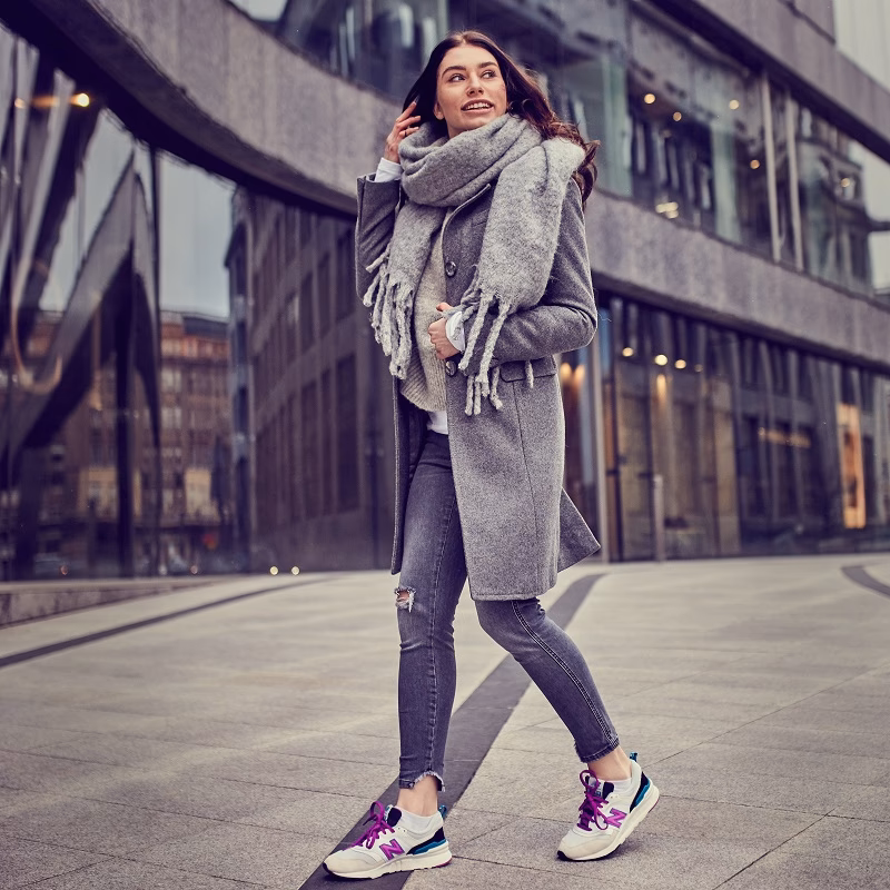 Czy białe sneakersy pasują do jeansów?