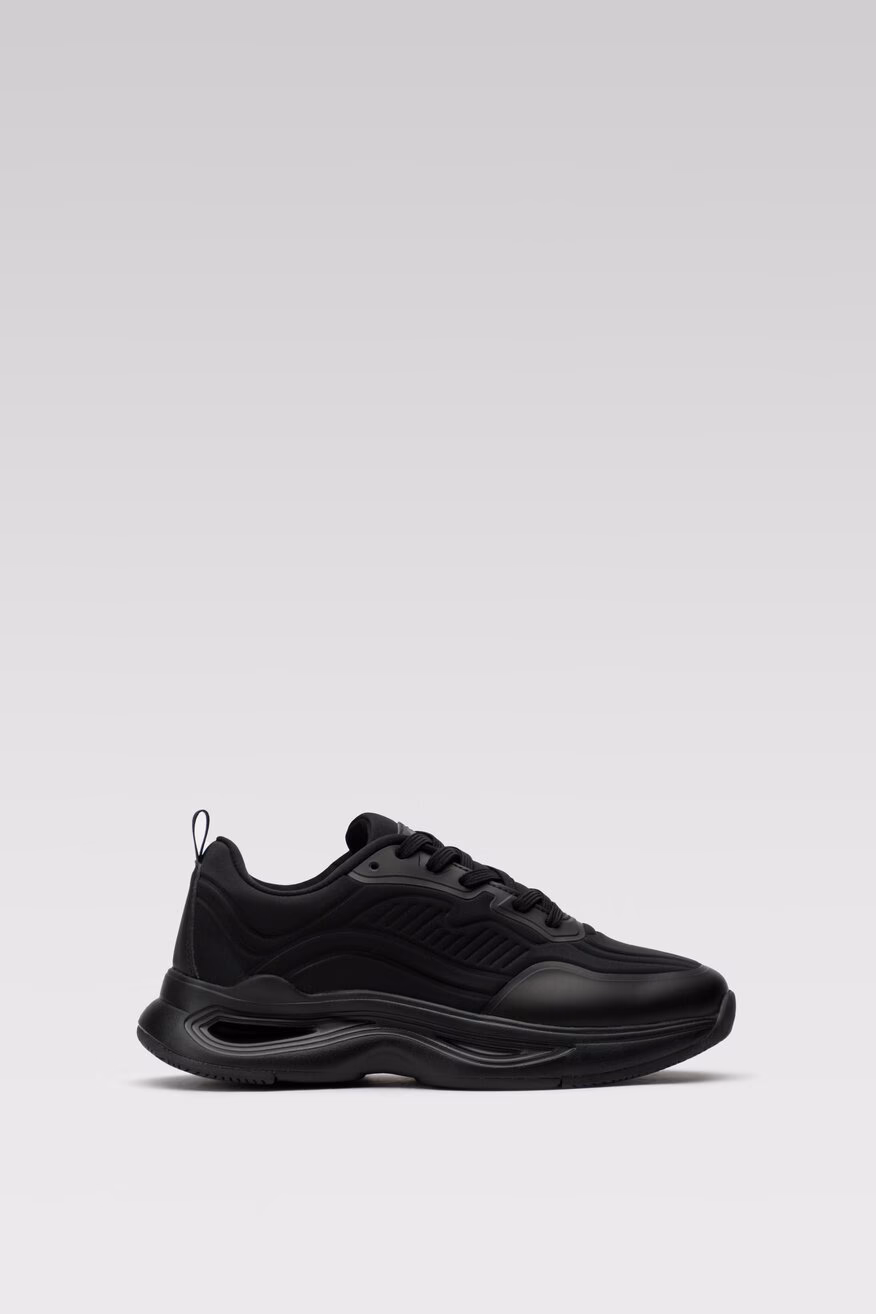 Jak dbać o czarne buty sportowe?