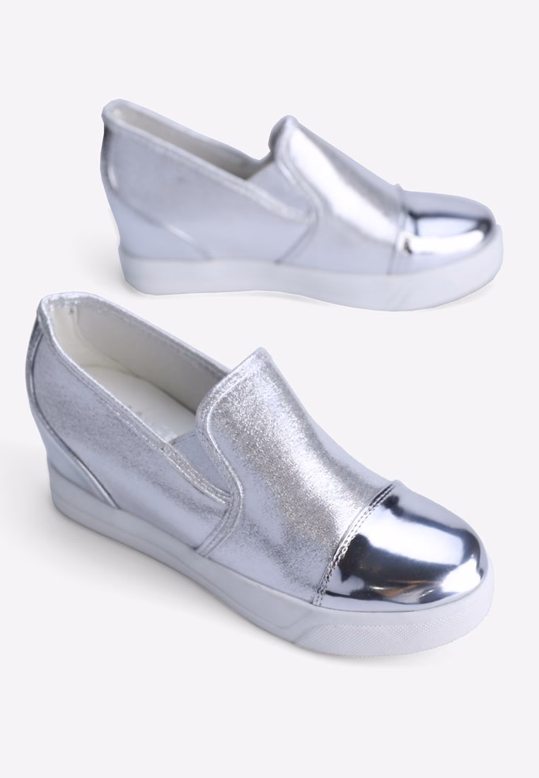 Jak nosić buty na koturnie?