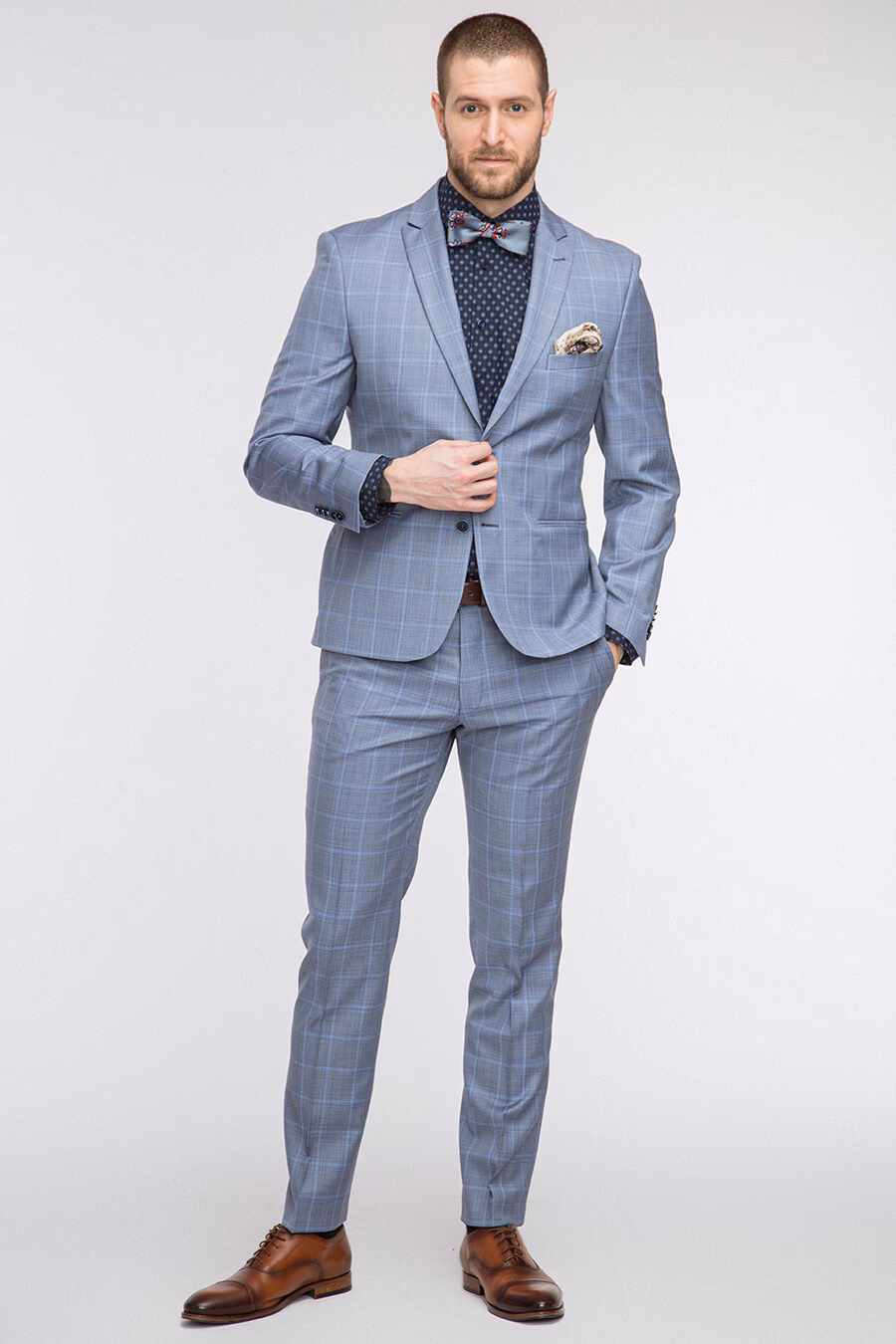 Jakie dodatki do szarego garnituru?