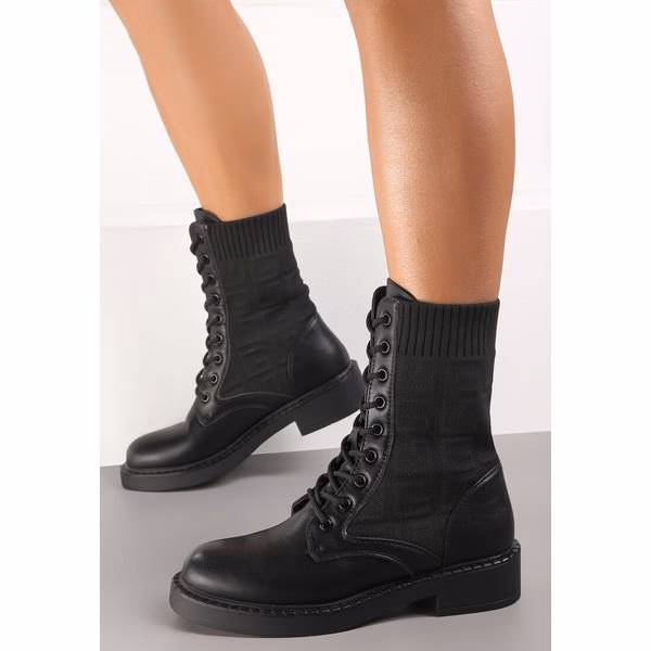 Jak nosić wysokie buty sznurowane?