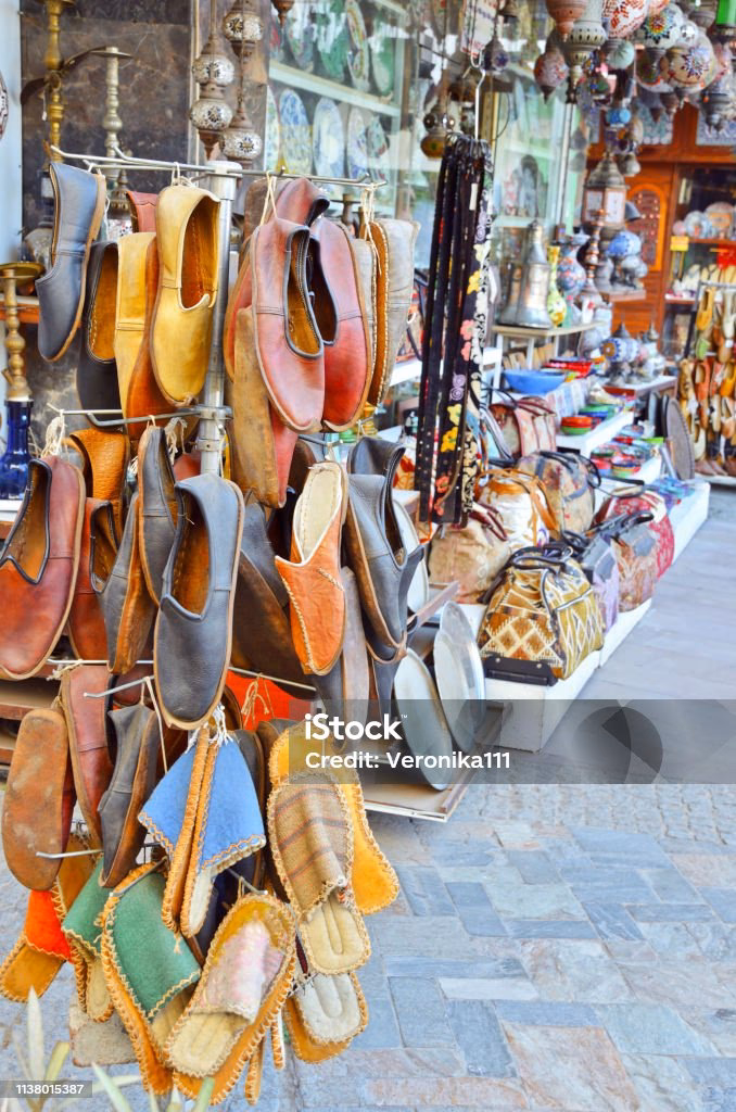 Jakie buty na jesień do sukienki?