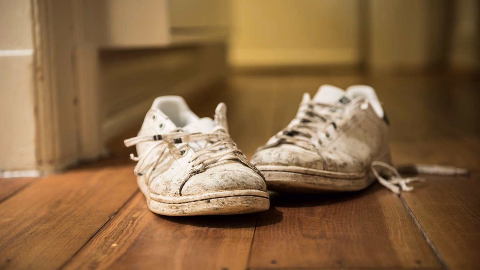 Jak skutecznie wyprać buty w pralce?