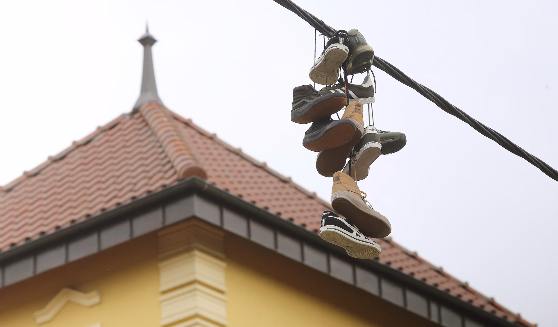 Dlaczego buty wiszą na kablach?