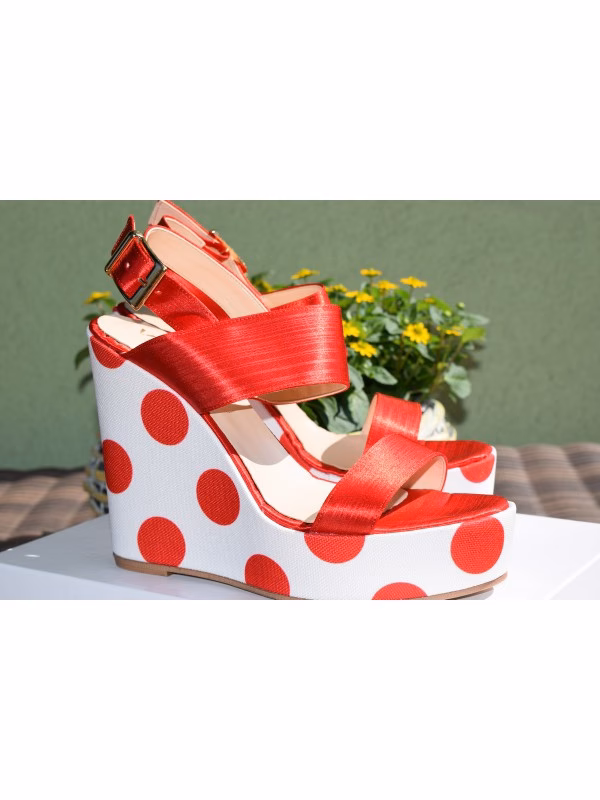 Do czego pasują buty na koturnie?