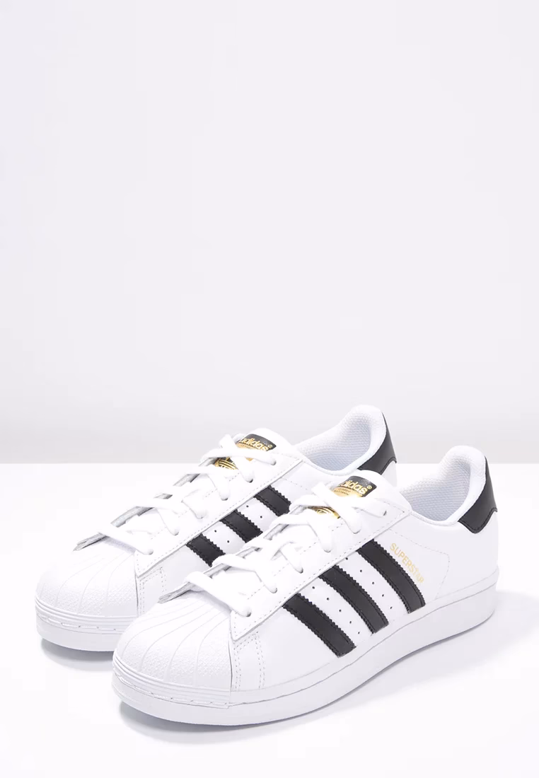 Jakie buty sportowe damskie są modne?