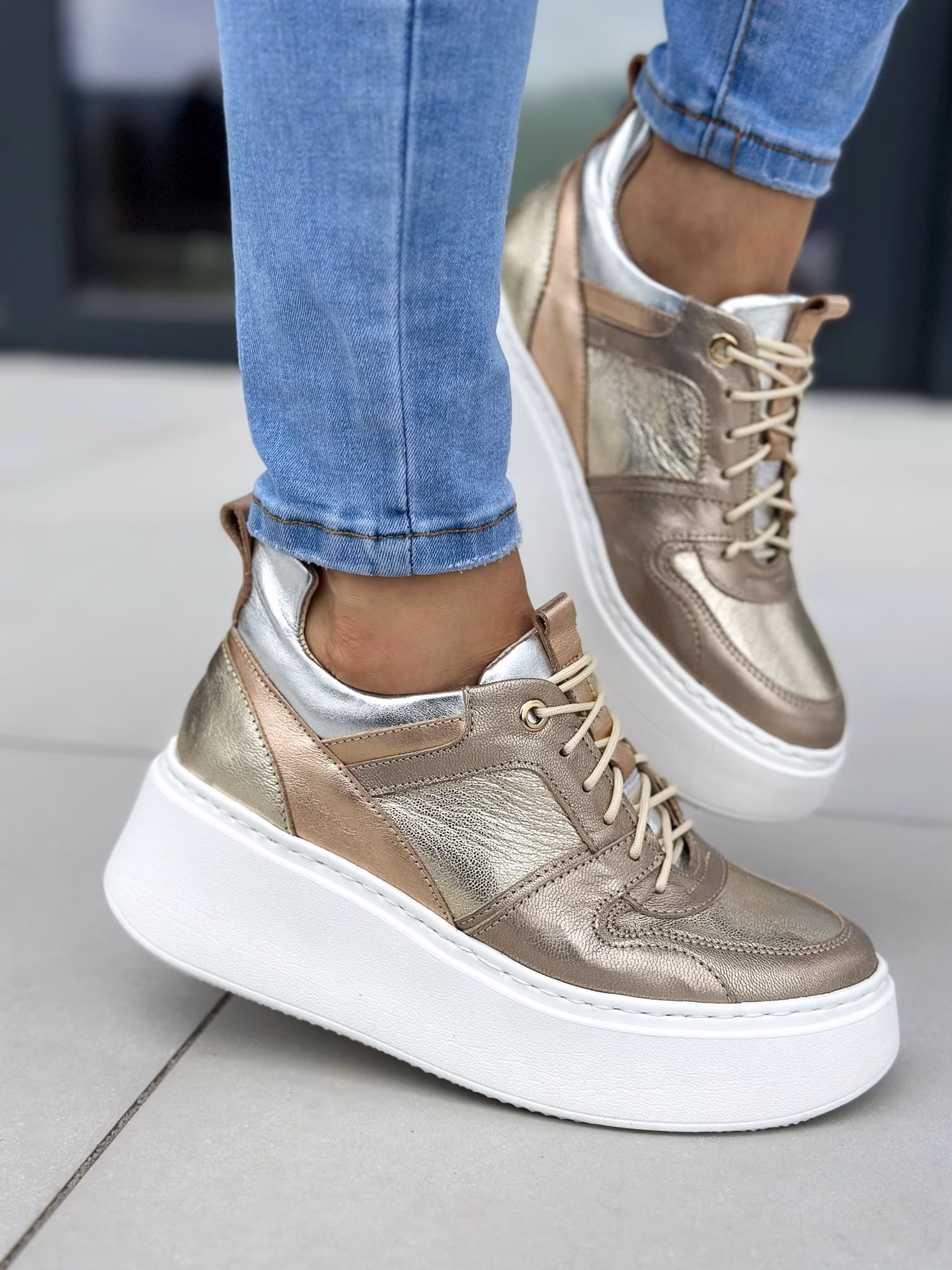 Do czego pasują złote buty?