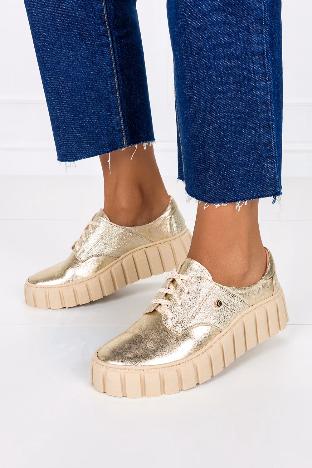 Czy złote buty są modne?