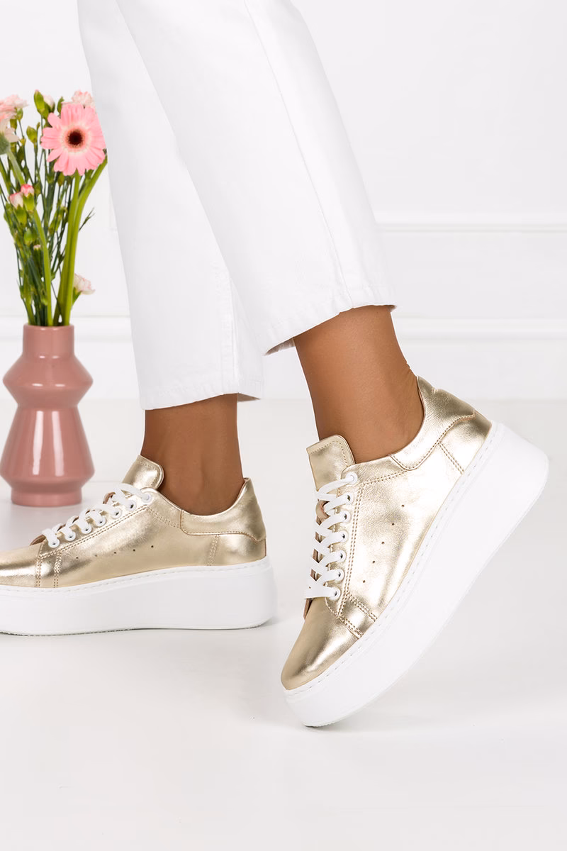 Czy złote buty pasują do wszystkiego?